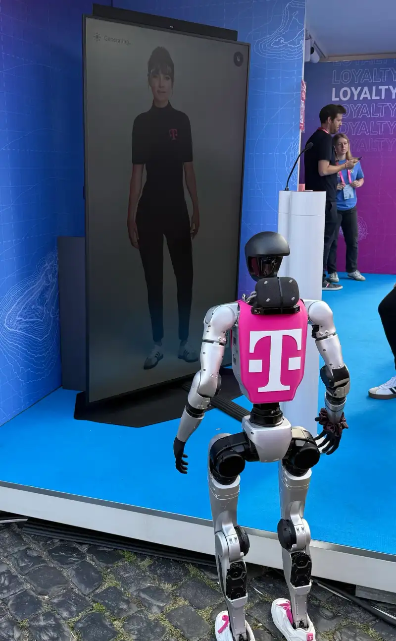 Unitree G1 · EVO voor de AI-avatarstation op de stand van Telekom bij Digital X in Keulen.