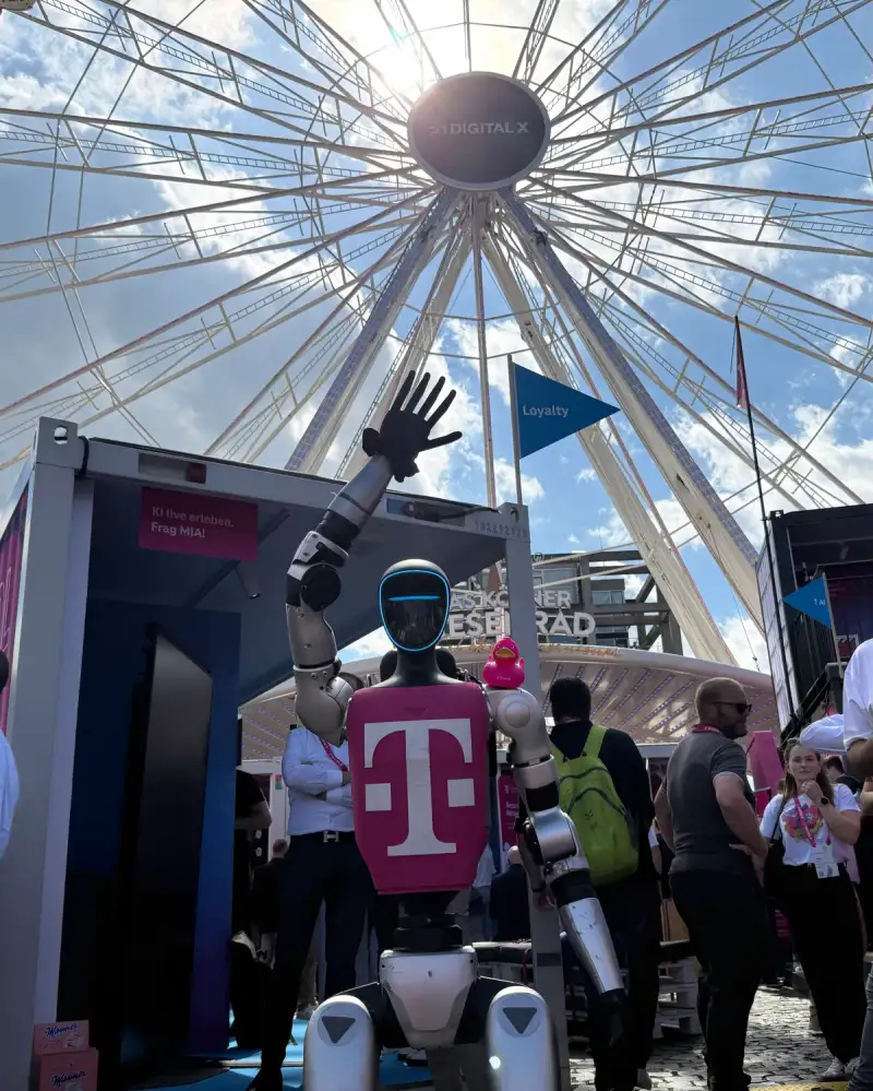 Unitree G1 · EVO steekt zijn hand op voor het reuzenrad van Digital X in Keulen.